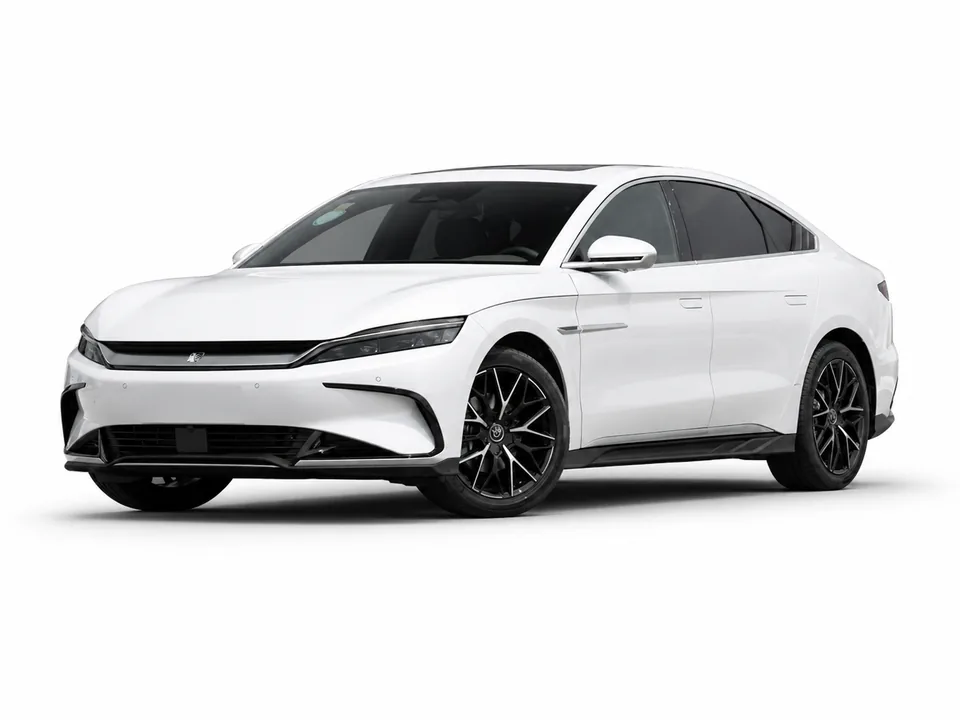 BYD Han на белом фоне