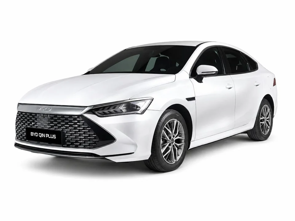 BYD Qin Plus на белом фоне