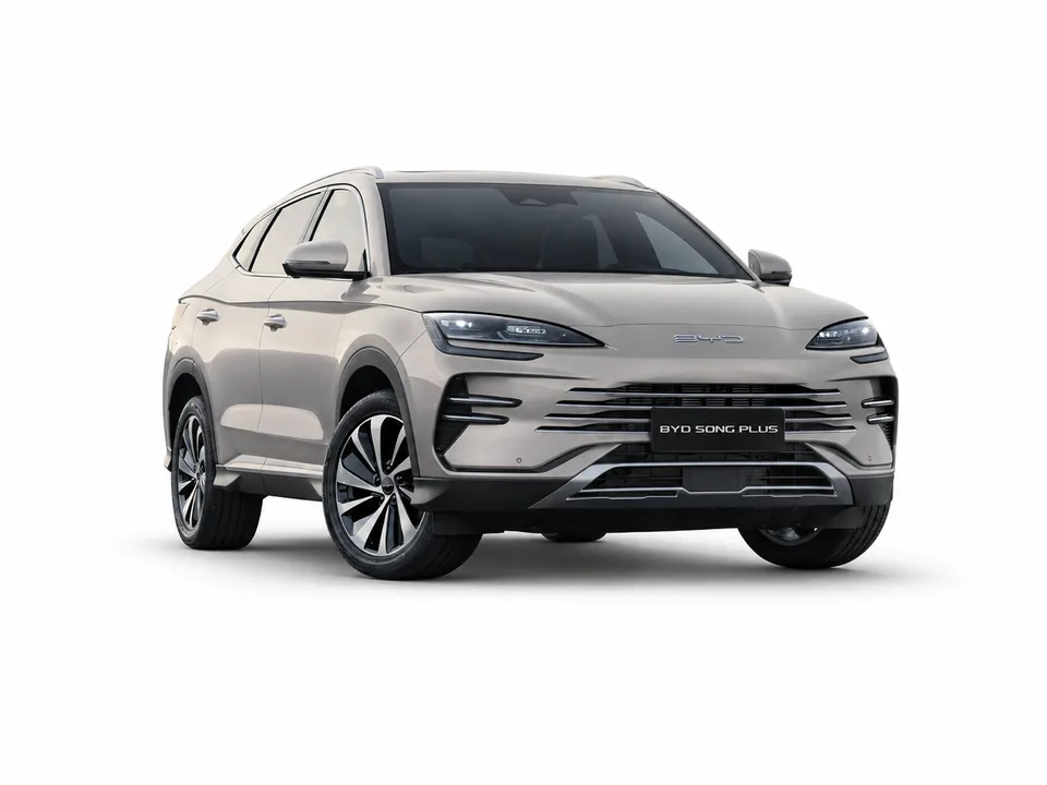 BYD Song Plus на белом фоне